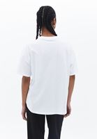 Basic Tişört ve Mom-Fit Pantolon Kombini