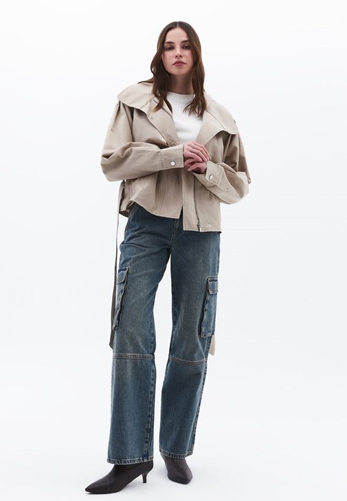 Oversize Trençkot ve Denim Pantolon Kombini