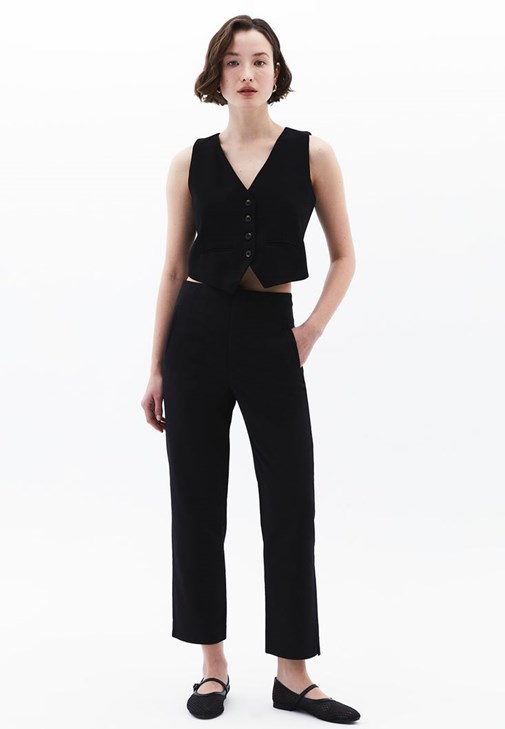 Carrot-Fit Pantolon ve Crop Yelek Kombini