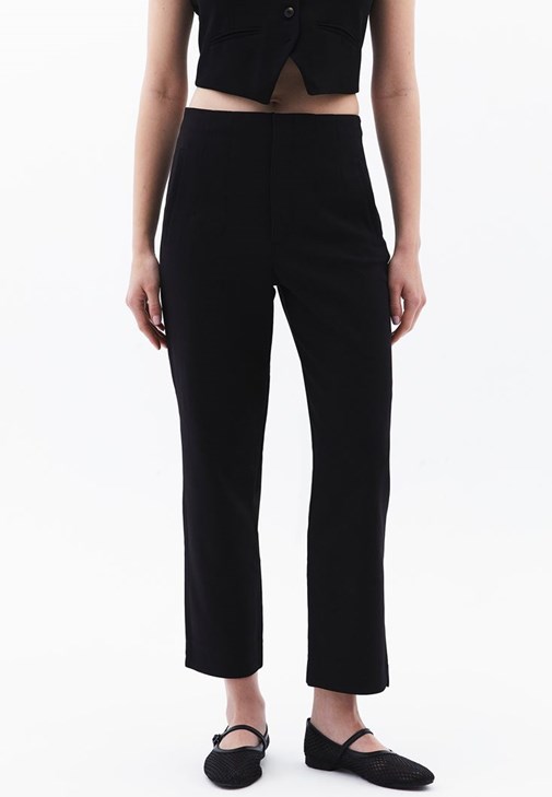 Carrot-Fit Pantolon ve Crop Yelek Kombini