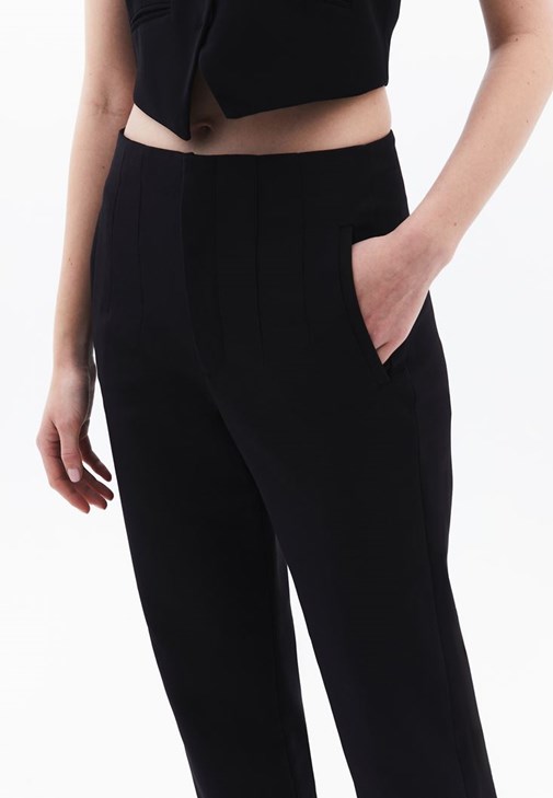 Carrot-Fit Pantolon ve Crop Yelek Kombini