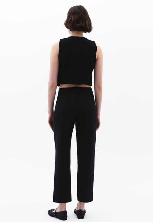 Carrot-Fit Pantolon ve Crop Yelek Kombini