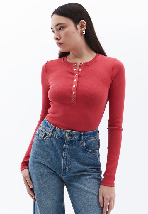 Çıtçıt Detaylı Tişört ve Wide-Leg Pantolon Kombini