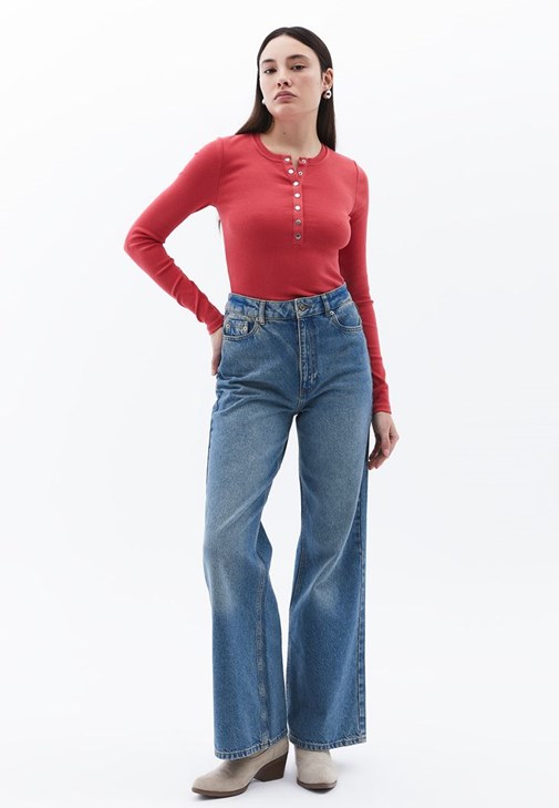 Çıtçıt Detaylı Tişört ve Wide-Leg Pantolon Kombini