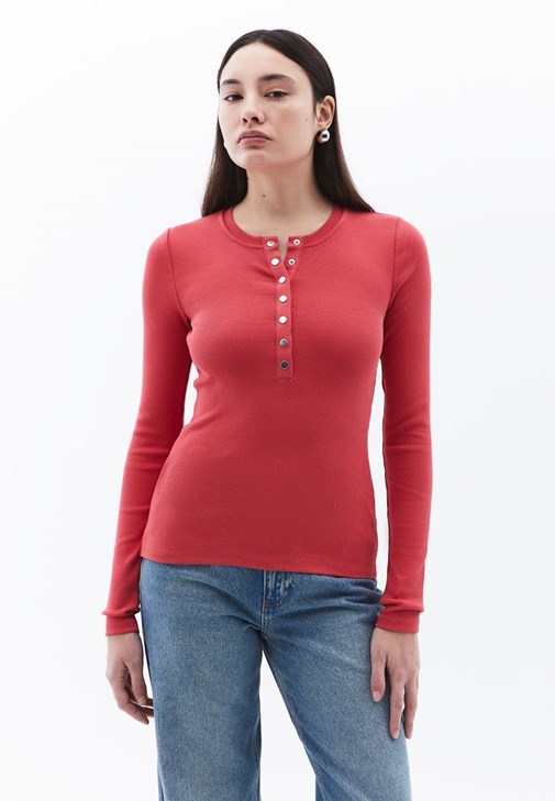 Çıtçıt Detaylı Tişört ve Wide-Leg Pantolon Kombini