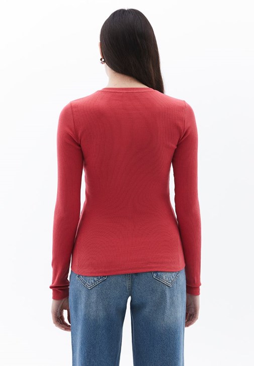 Çıtçıt Detaylı Tişört ve Wide-Leg Pantolon Kombini