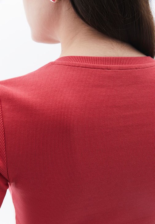 Çıtçıt Detaylı Tişört ve Wide-Leg Pantolon Kombini