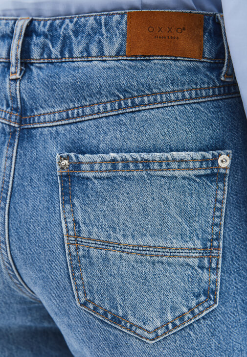 Wide-Leg Denim Pantolon ve Yüksek Yaka Tişört Kombini
