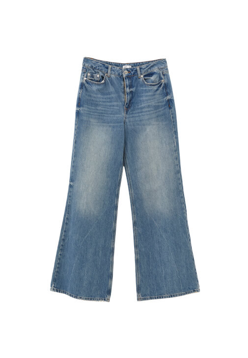Wide-Leg Denim Pantolon ve Yüksek Yaka Tişört Kombini