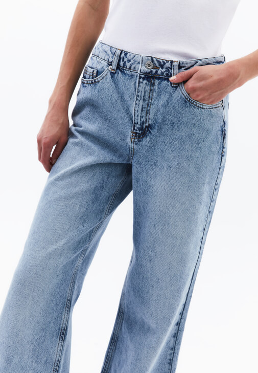 Wide-Leg Pantolon ve Pamuklu Tişört Kombini