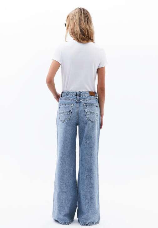 Wide-Leg Pantolon ve Pamuklu Tişört Kombini