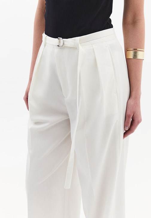 Wide-Leg Pantolon ve Tek Omuzlu Bluz Kombini