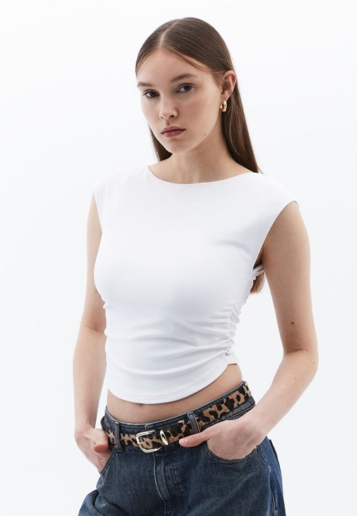 Büzgülü Tişört ve Barrel-Fit Pantolon Kombini