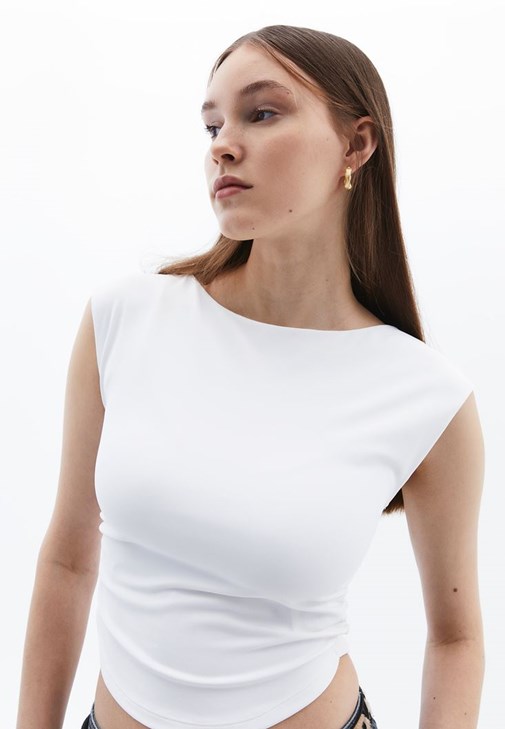 Büzgülü Tişört ve Barrel-Fit Pantolon Kombini