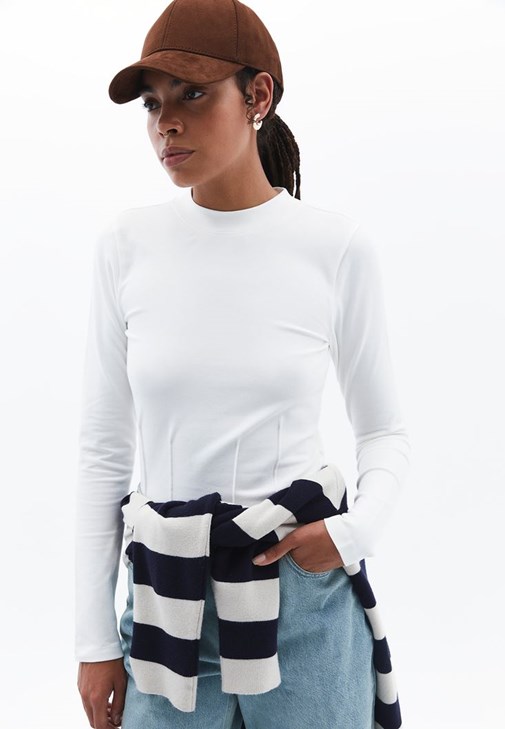 Korse Detaylı Tişört ve Wide-Leg Pantolon Kombini