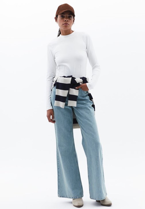 Korse Detaylı Tişört ve Wide-Leg Pantolon Kombini