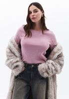 Bot Yaka Tişört ve Barrel-Fit Pantolon Kombini