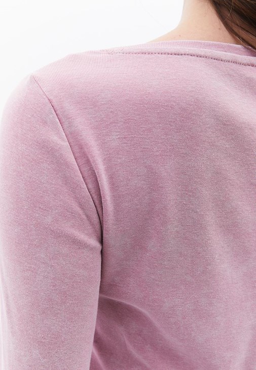 Bot Yaka Tişört ve Barrel-Fit Pantolon Kombini