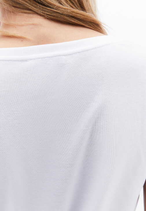 Basic Tişört ve Bol Paça Pantolon Kombini