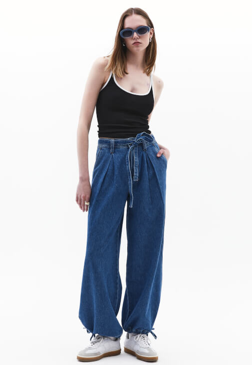 Denim Balon Pantolon ve Atlet Kombini