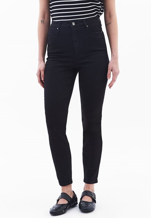 Yüksek Bel Skinny-Fit Pantolon ve Sıfır Yaka Tişört Kombini