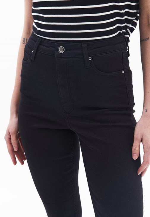 Yüksek Bel Skinny-Fit Pantolon ve Sıfır Yaka Tişört Kombini
