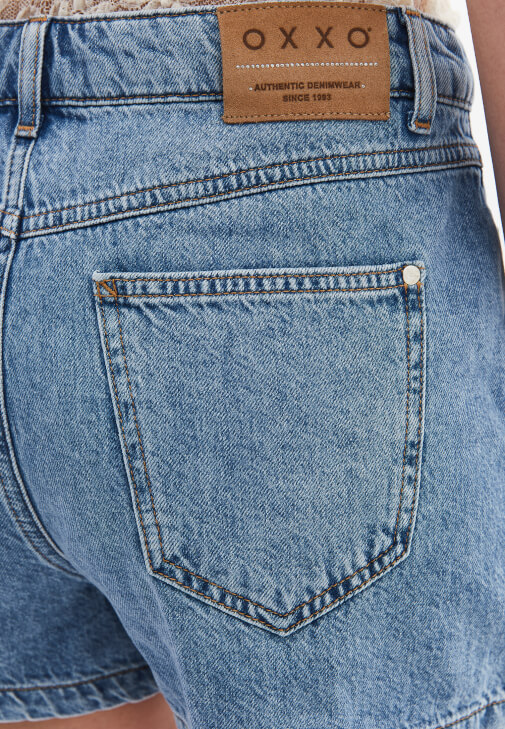 Denim Şort ve Dantel Bluz Kombini