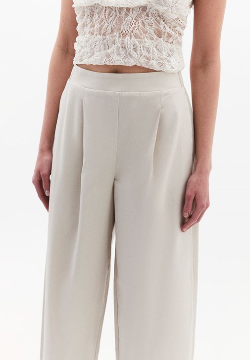 Baggy-Fit Pantolon ve Dantelli Top Kombini