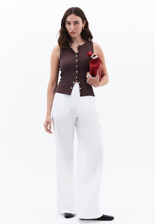 Wide-Leg Pantolon ve Çıtçıtlı Atlet Kombini