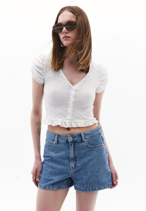 Düğme Detaylı Bluz ve Denim Şort Kombini