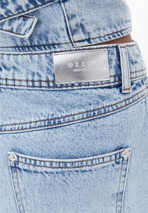 Uzun Etek ve Denim Yelek Kombini